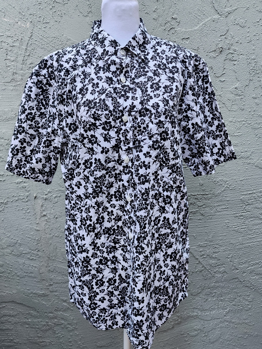 Men's Black & White Floral Short-Sleeve Button-Up Shirt